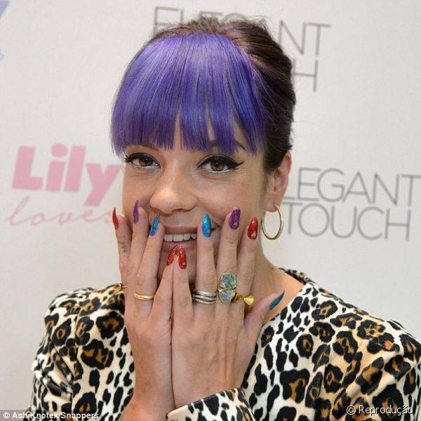 A cantora Lily Allen adora usar unhas v?rias cores, como nesta manicure de acabamento brilhoso